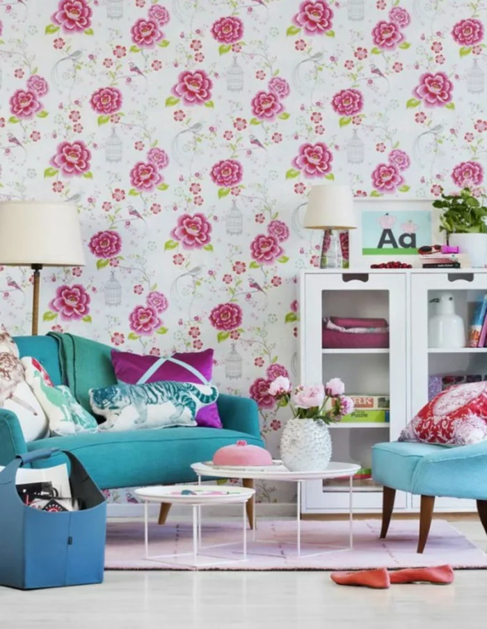 wohnungseinrichtung ideen wohnzimmer farbige tapete florale elemente