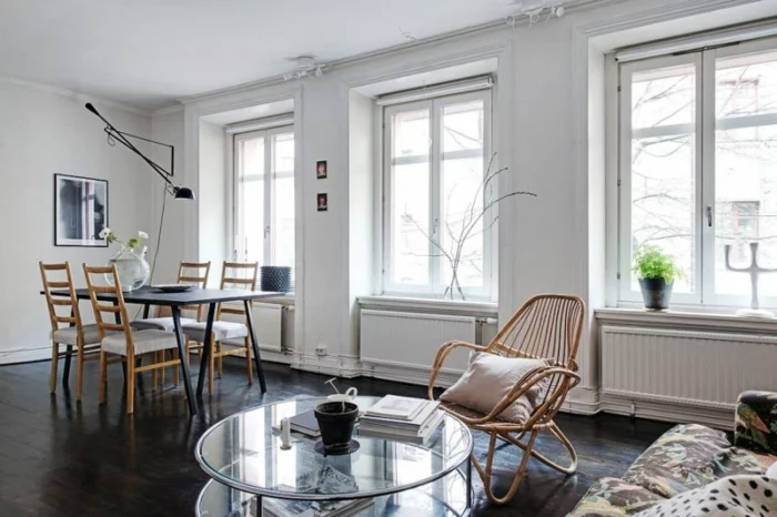 wohnzimmer inneneinerichtung skandinavischer wohnstil runder glastisch esstisch holzstühle