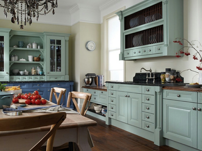 50er jahre stil retro einrichtung küche pastellblaue küchenmöbel esstisch holz stühle