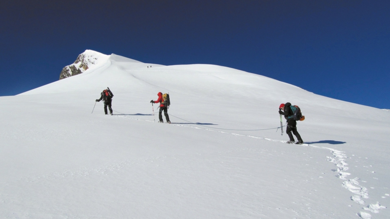 Bergsteiger im Schnee Ziele weltweit Gipfelstürmer