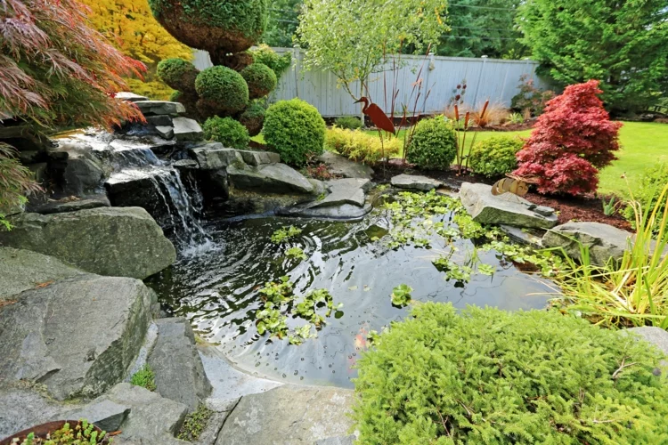 perfekte Gartengestaltung Bilder Gartenteiche Wasserpflanzen Teich grüne Wohlfühloase Ruhe 