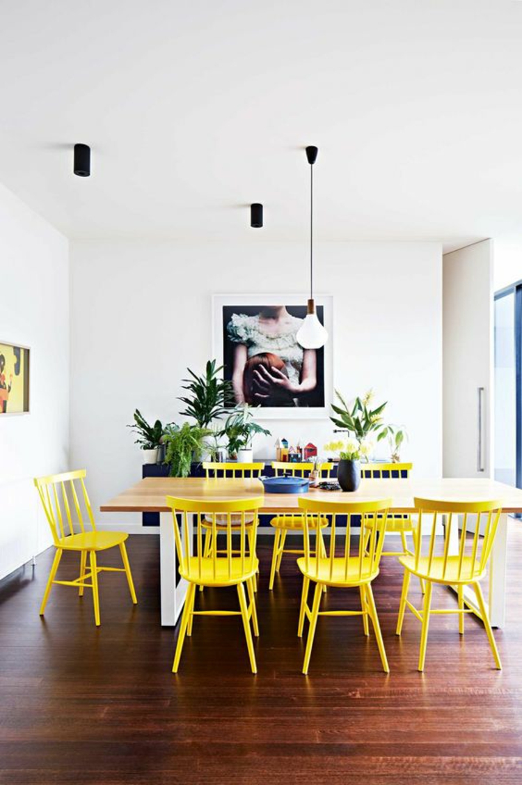 Einrichtungsbeispiele Esszimmertisch mit gelben Stühlen Holz