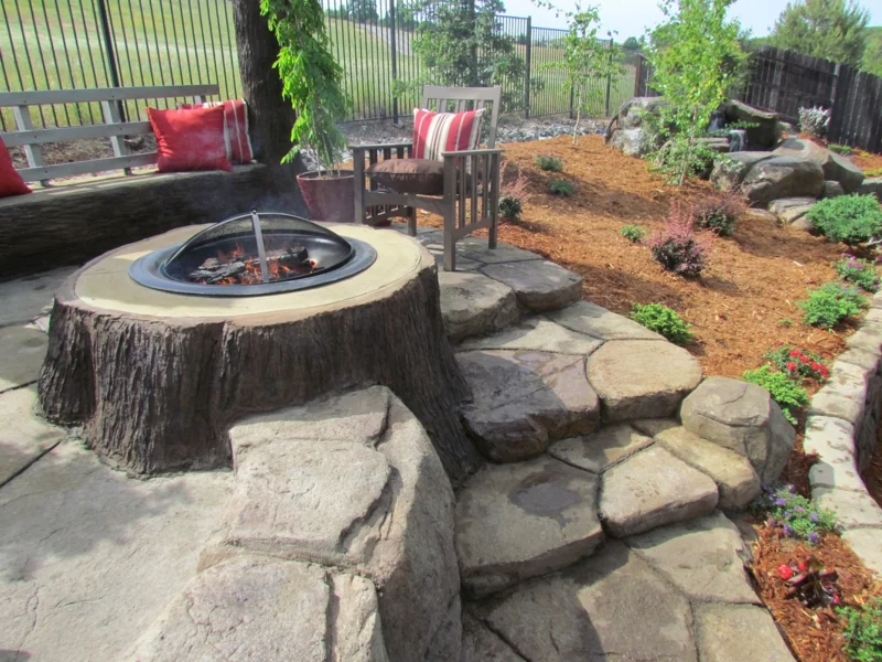 Feuerstelle bauen Baumstamm Gartengestaltung mit Steinen gemütliche Ecke selber gestalten