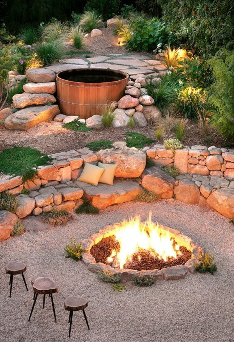 Feuerstelle bauen Gartengestaltung mit Kies und Steinen Hocker