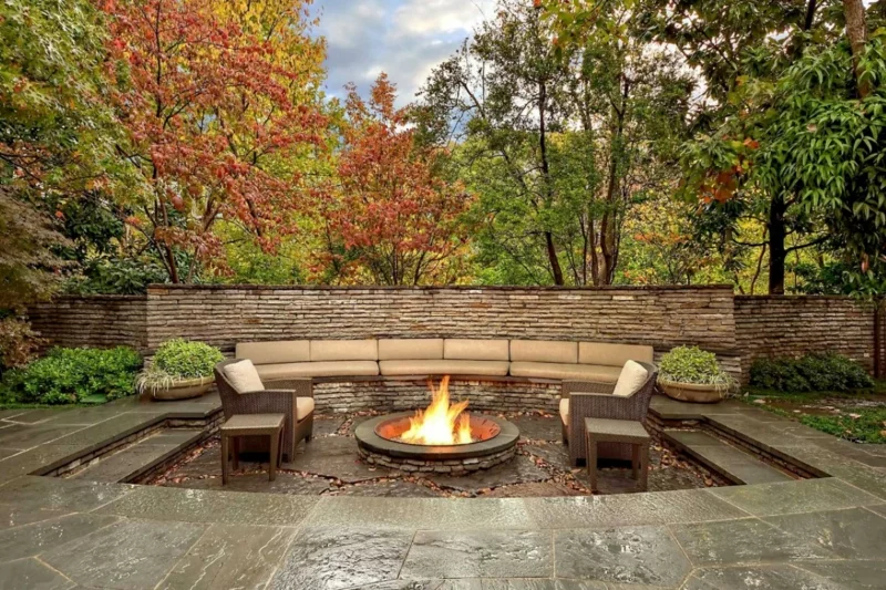 Feuerstelle bauen Gartengestaltung mit Steinen Rattansessel stilvoller Look
