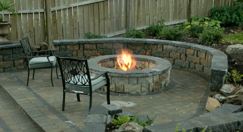 Feuerstelle bauen Steine und Kies Gartengestaltung mit Steinen