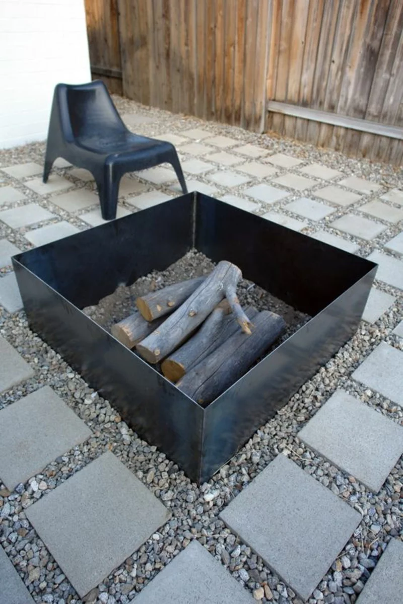 Feuerstelle bauen quadratisch Gartengestaltung mit Steinen Kreis schwarzer Plastikstuhl