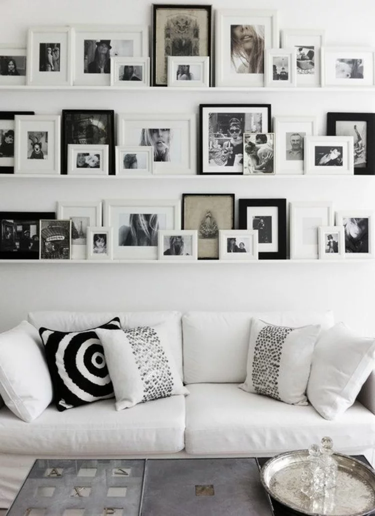 Fotowand Ideen Bilderleisten Wand dekorieren Wohnzimmer Fotos schwarz weiß