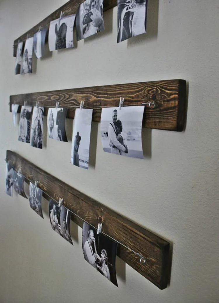 Ideen für Fotowand Wohnzimmer Wand Holzleisten schwarz weiße Fotos