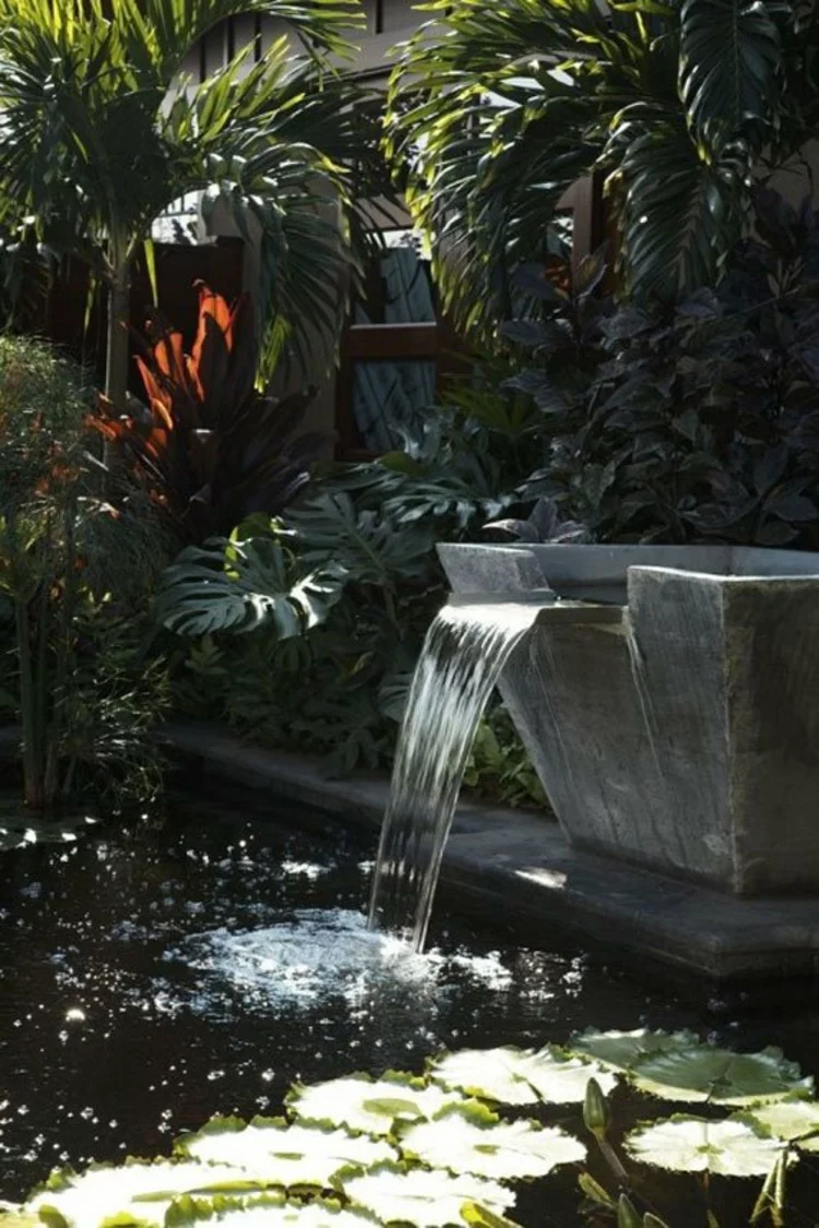 Gartenteich Bilder japanischer Garten Ideen üppige Vegetation fließendes Wasser