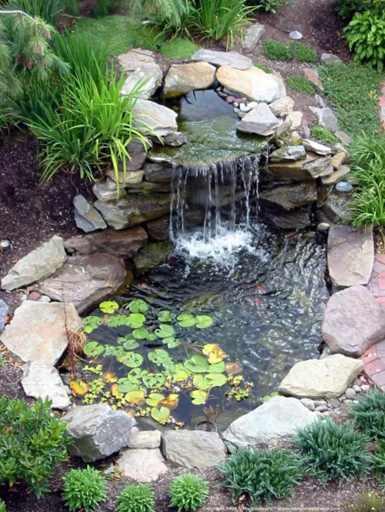 Gartenteich Bilder japanischer Garten Ideen Koiteich runde Form fließendes Wasser große Steine 