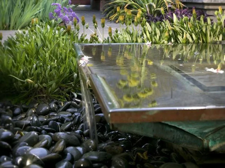 Gartenteich Bilder japanischer Garten Wasserquelle Garten schwarze Steine 