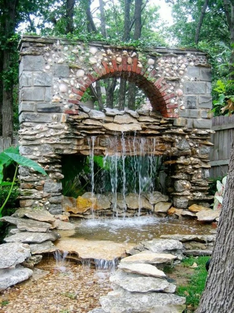 Gartenteich Bilderf ernöstliche Inspiration alte Steinwand fließendes Wasser großartige Gestaltung 