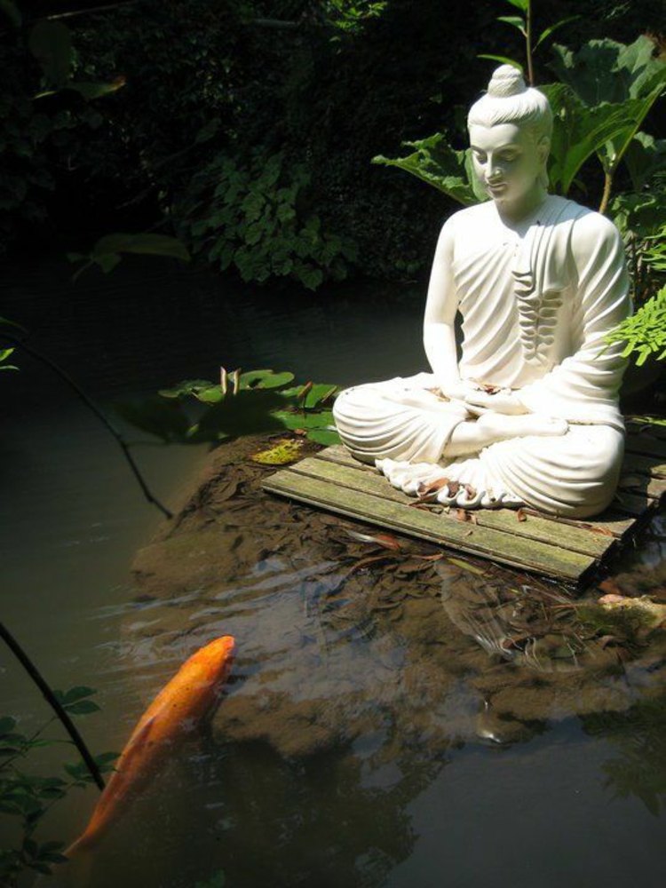 Gartenteich Bilder Buddha Statue fernöstliche Kultur Fische