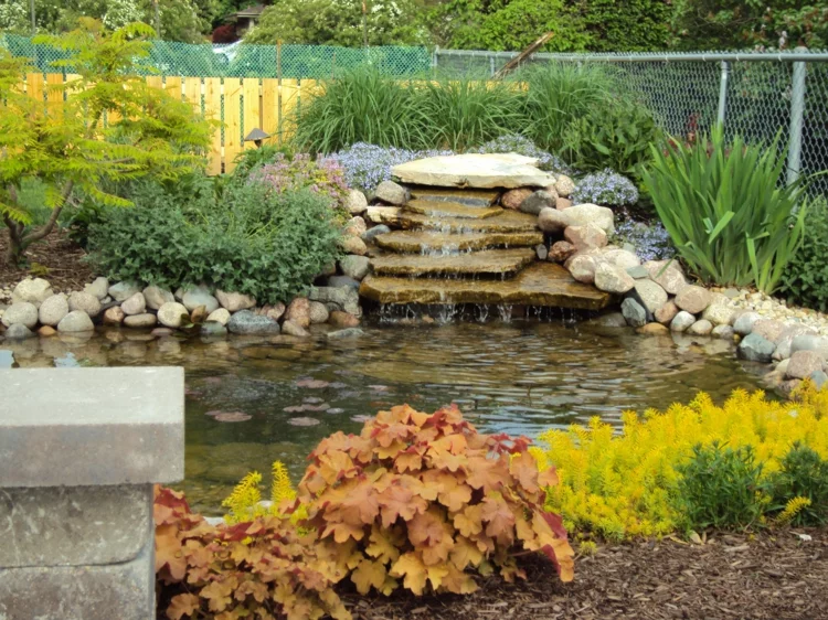 Gartenteich Bilder Gartenideen Wasser Stein und Pflanzen in warmen Farben