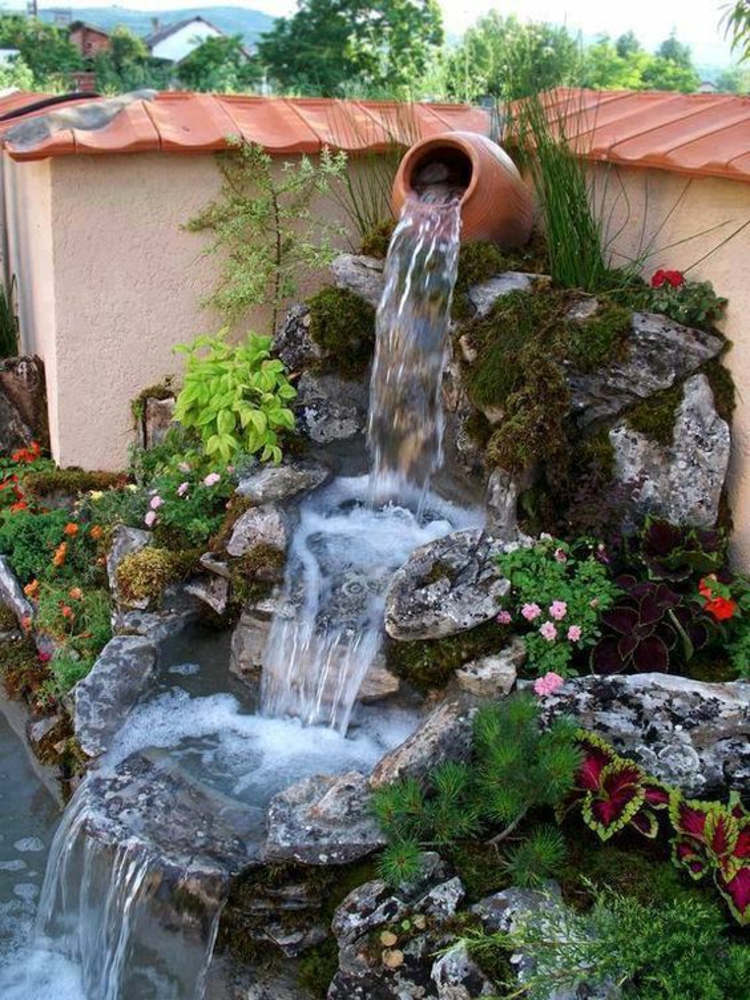 Gartenteich Bilder kreative Gartenideen Wasserquelle Pflanzen Teich stufenartig