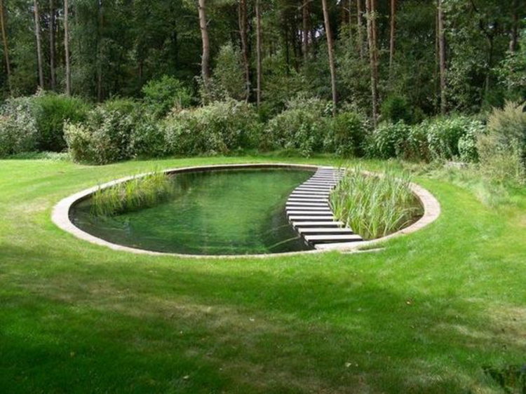 Gartenteich Bilder kreative Gartenideen runder Teich Rasen Brücke
