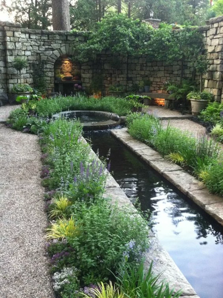 stilvolle Gartengestaltung Gartenteiche Bilder inspirierende Ideen auffällige Teichform Steinwand im Hintergrund