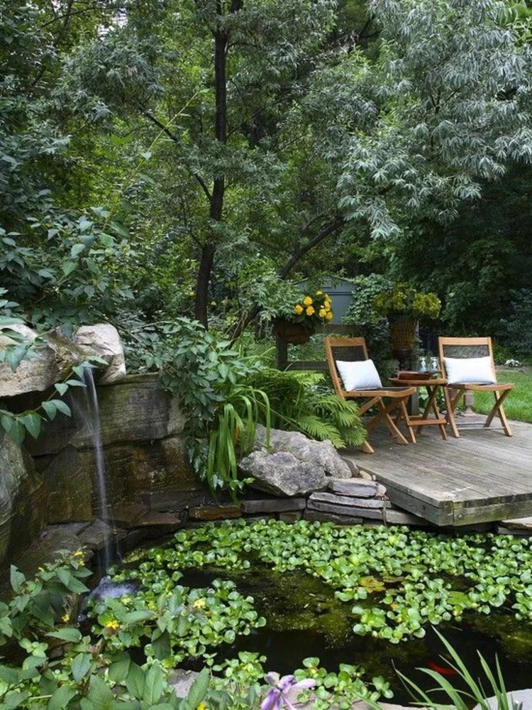 Gartenteiche Bilder japanischer Garten Ideen Koiteich Sitzecke daneben üppiges Grün 