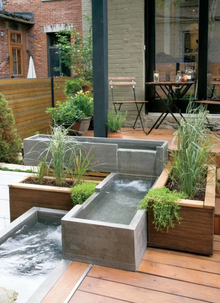 interessante Gartenteiche Bilder moderne Gartengestaltung Holzboden Beton Teich