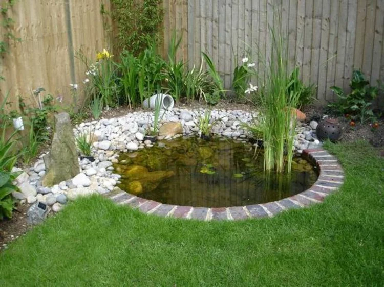 Gartenteiche Gartenecke Teich anlegen Gartengestaltung mit Steinen Wasserpflanzen