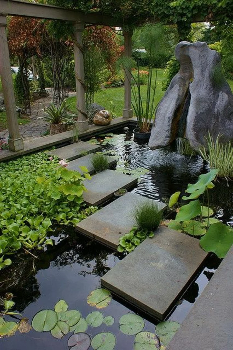Gartenteiche Gartengestaltung Ideen Wasserpflanzen und Steinfiguren