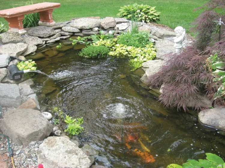 Gartenteiche fließendes Wasser Gartengestaltung Koiteich natürliche Gartengestaltung 