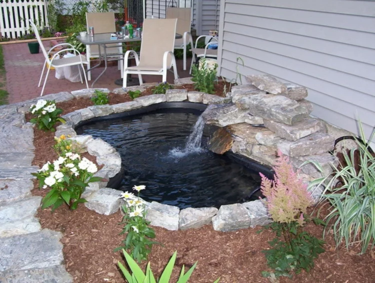 Gartenteiche fließendes Wasser Gartengestaltung Ideen runder Teich aus Steinen Relay-Ecke daneben