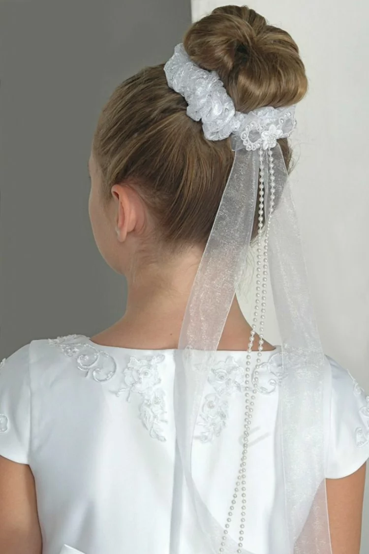 Kommunionfrisuren festliche Kinderzimmerfrisuren für Mädchen Hochsteckfrisuren Perlen Haarschmuck weiße Schleife