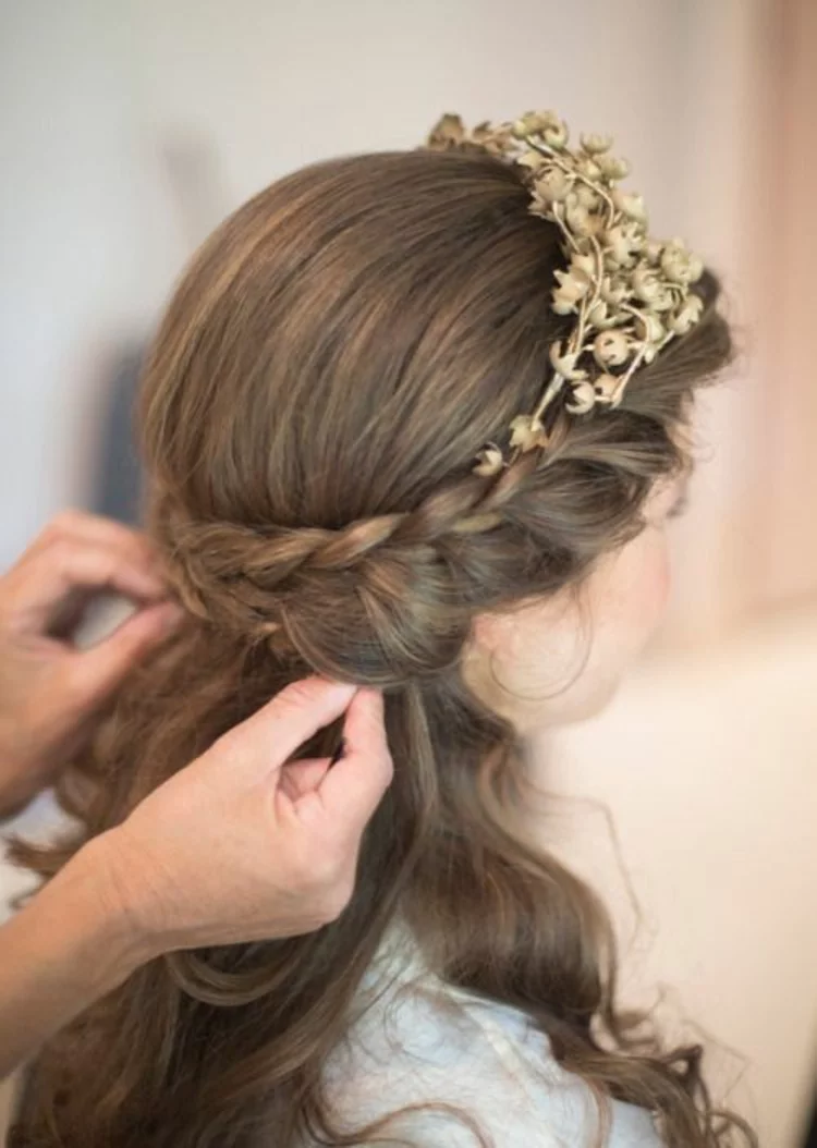 festliche Kommunionfrisuren für Mädchen Frisuren mit Haarschmuck aus Kunstblumen Zopf und offenes Haar 