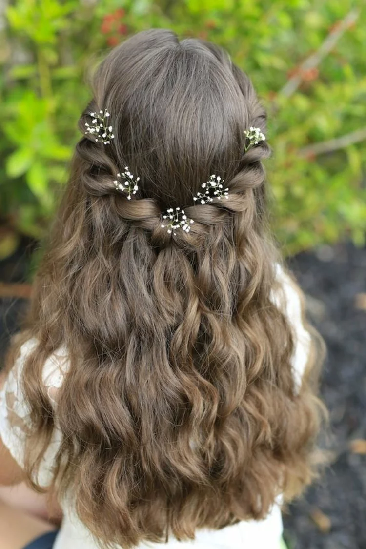 Kommunionfrisuren für Mädchen festliche Frisuren halboffenes Haar mit Blumen als Haarschmuck 