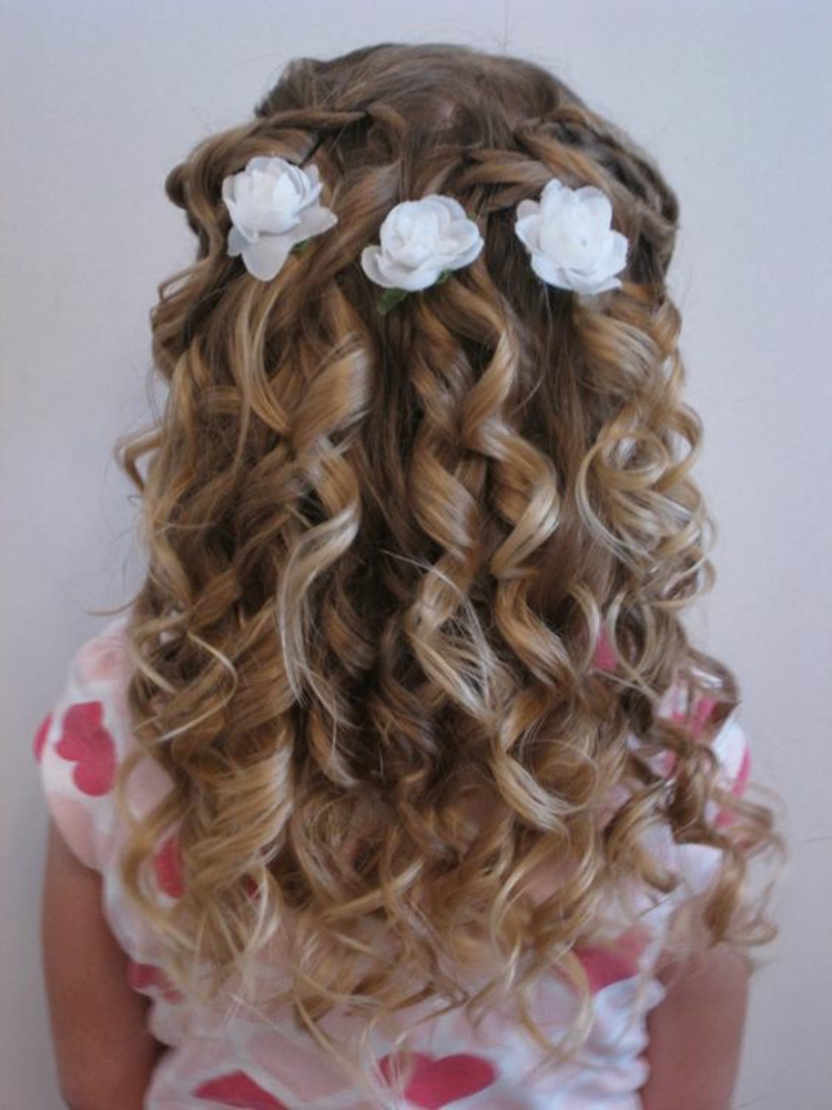 Kommunionfrisuren Mädchen festliche Frisuren Haarschmuck weiße Kunstblümchen