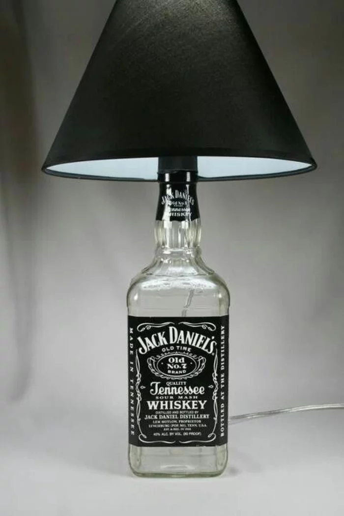 Lampen selber machen DIY Lampen Lampenständer Jack Daniels Flasche