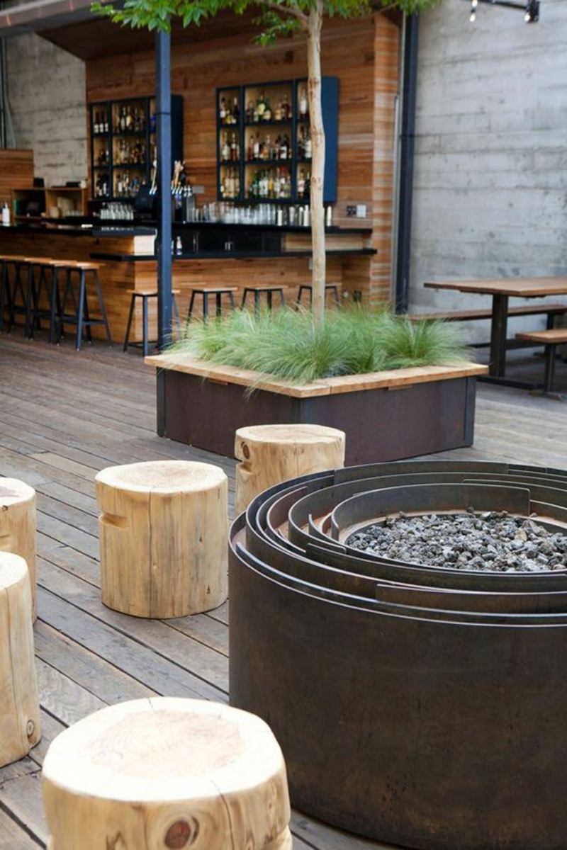 Metall Feuerstelle bauen Baumstamm Stühle Bar Außenbereich