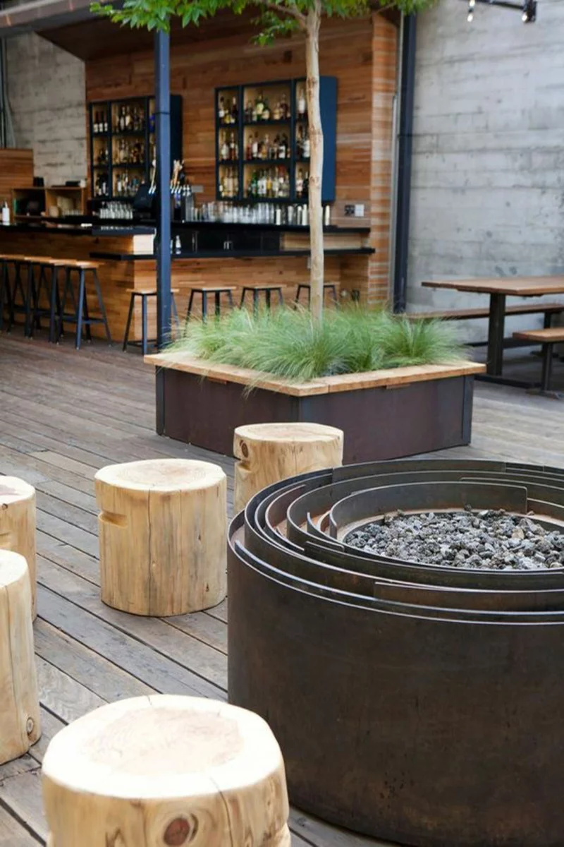 Metall Feuerstelle bauen Baumstamm Hocker Getränkebar Außenbereich