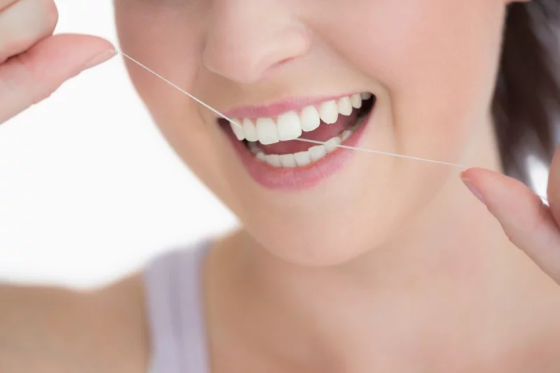 Zahnschmerzen was tun Zähne mit Zahnseide putzen