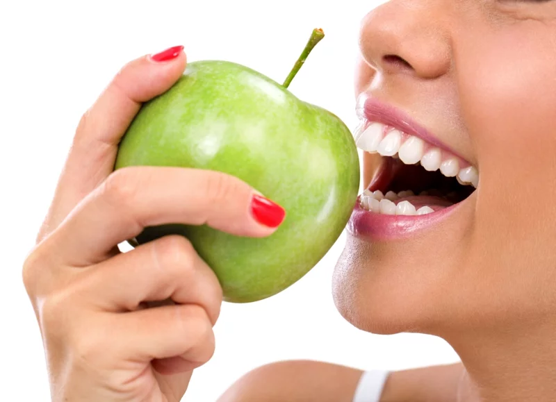 Zahnschmerzen was tun gesunde Zähne Apfel beißen