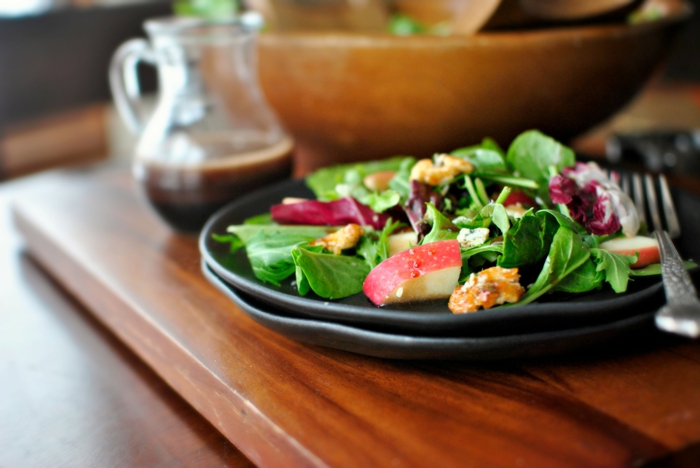 ausgewogene ernährung abwechslungsreich farbig salad