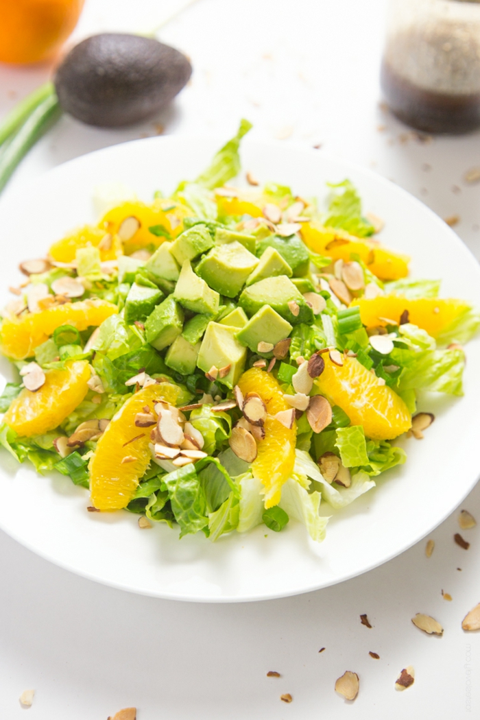 ausgewogene ernährung avbocado mandel orange salat