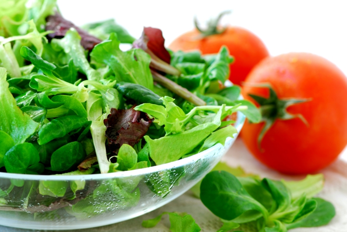 ausgewogene ernährung grünes gemüse essen salate