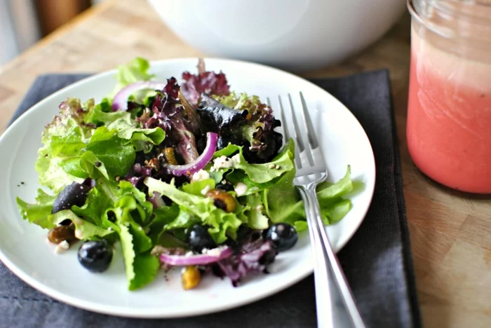 ausgewogene ernährung salate essen grünes gemüse zwiebel