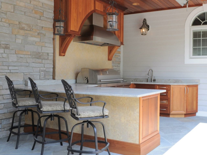 außenküche selber bauen bartheke barhocker metall ergonomische kücheneinrichtung diy ideen