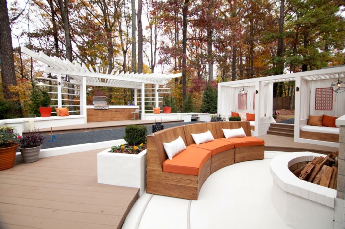 außenküche selber bauen terrasse lounge holzpergola weiß sofa kissen