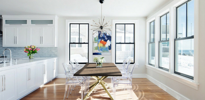 dekoideen tisch holztisch kücheninsel dekorieren transparente stühle