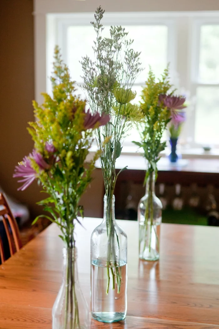 dekoideen tisch kreativ sein flaschen verwenden vasen