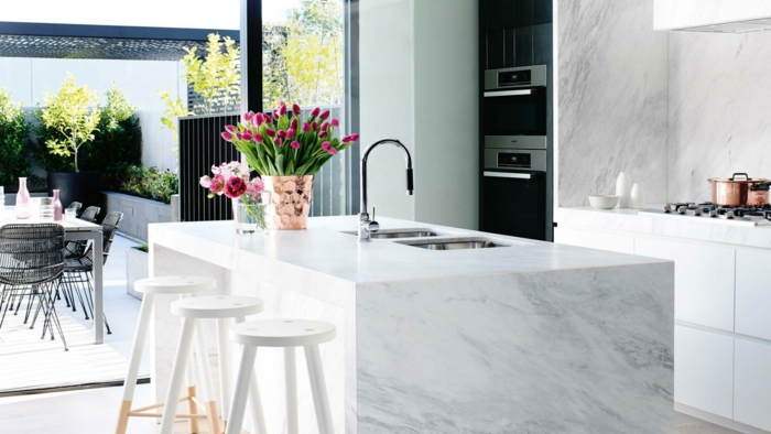 blumen tischdeko küche kücheninsel marmor frische dekoideen
