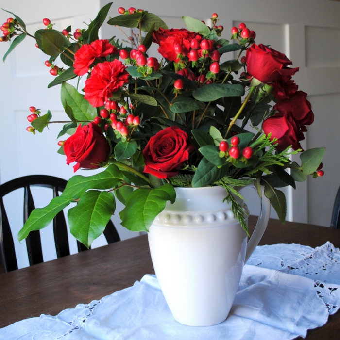 blumen tischdeko küche küchentisch dekorieren rote rosen