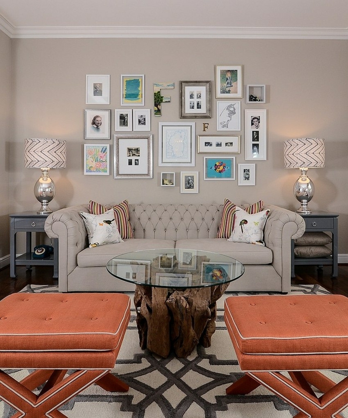 chesterfield sofa hell stilvoll orange hocker rustikaler couchtisch
