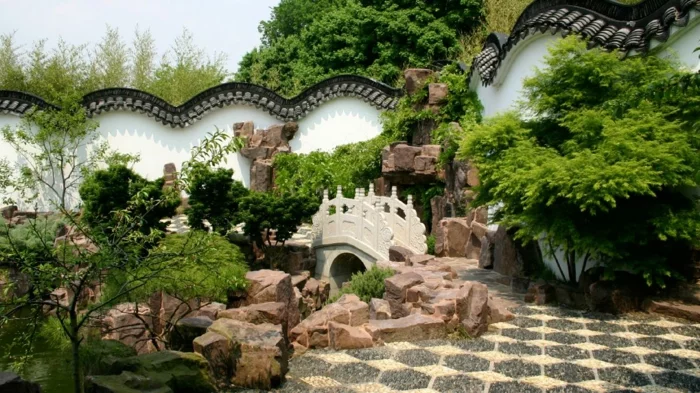 chinesischer garten gartenmauer natursteine steinerne brücke