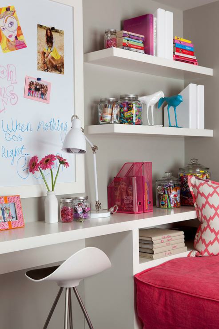 stauraum kinderzimmer mädchenzimmer rosa akzente schreibtisch regale